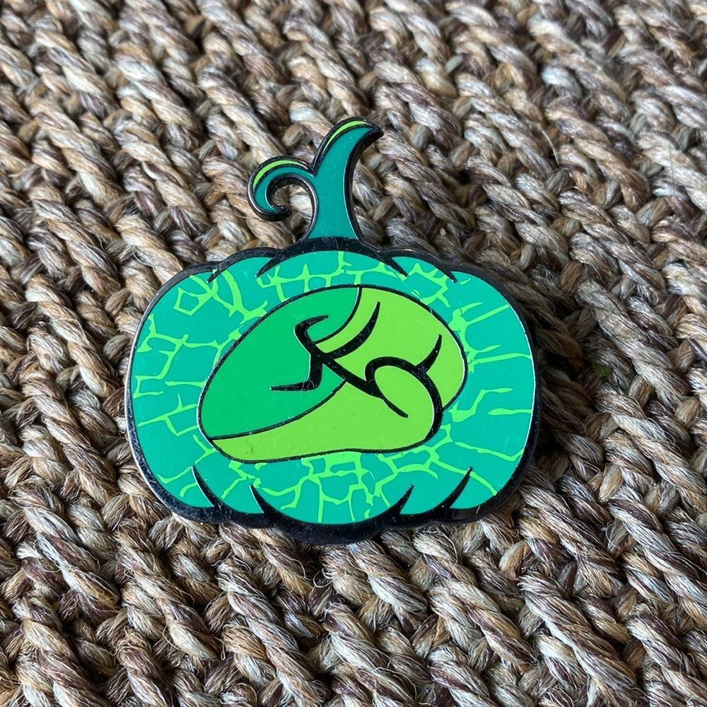Marvel hulk pumpkin disney pin